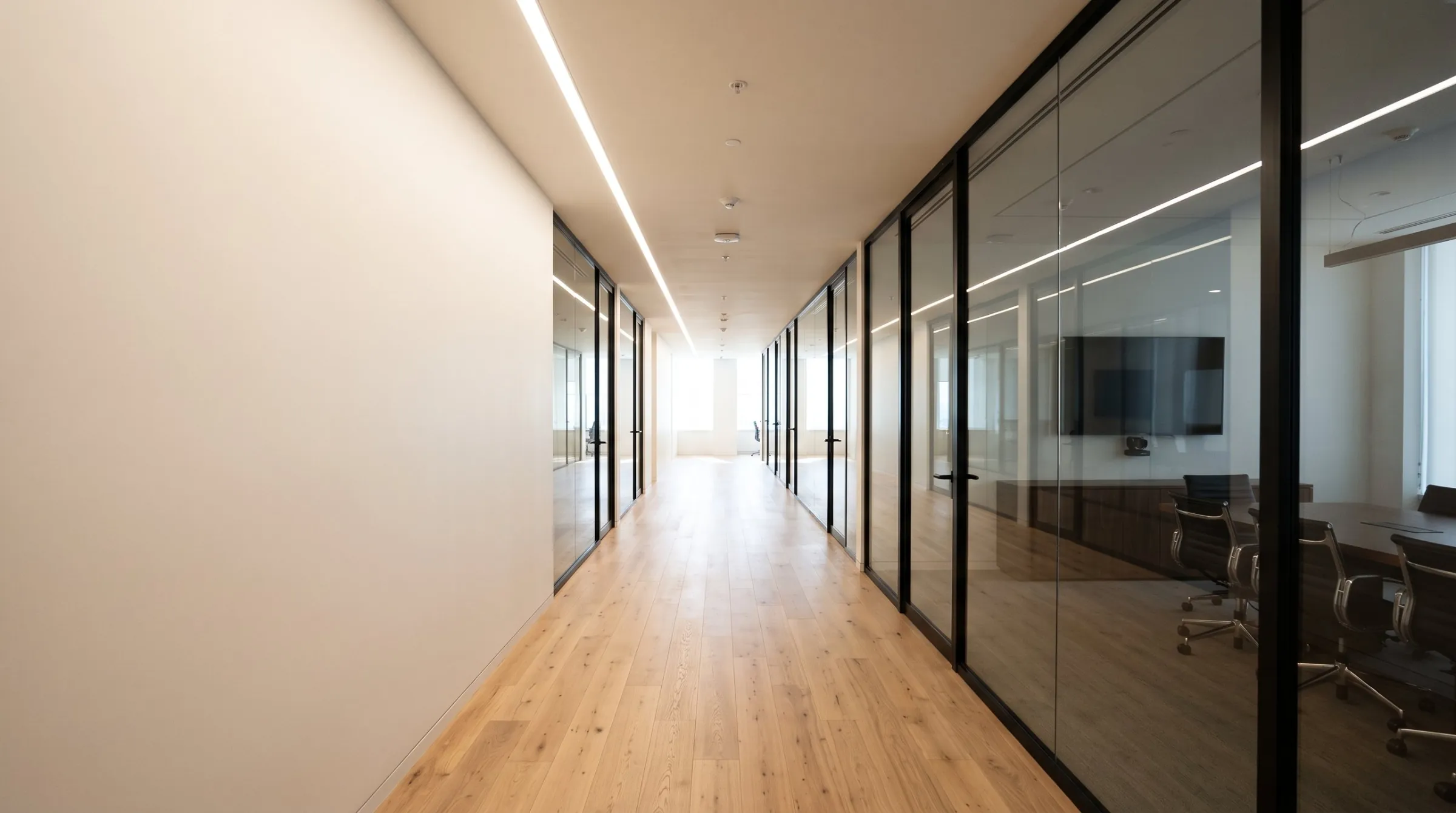 Glazen wand, eerst kaal en dan bekleed met raamfolie