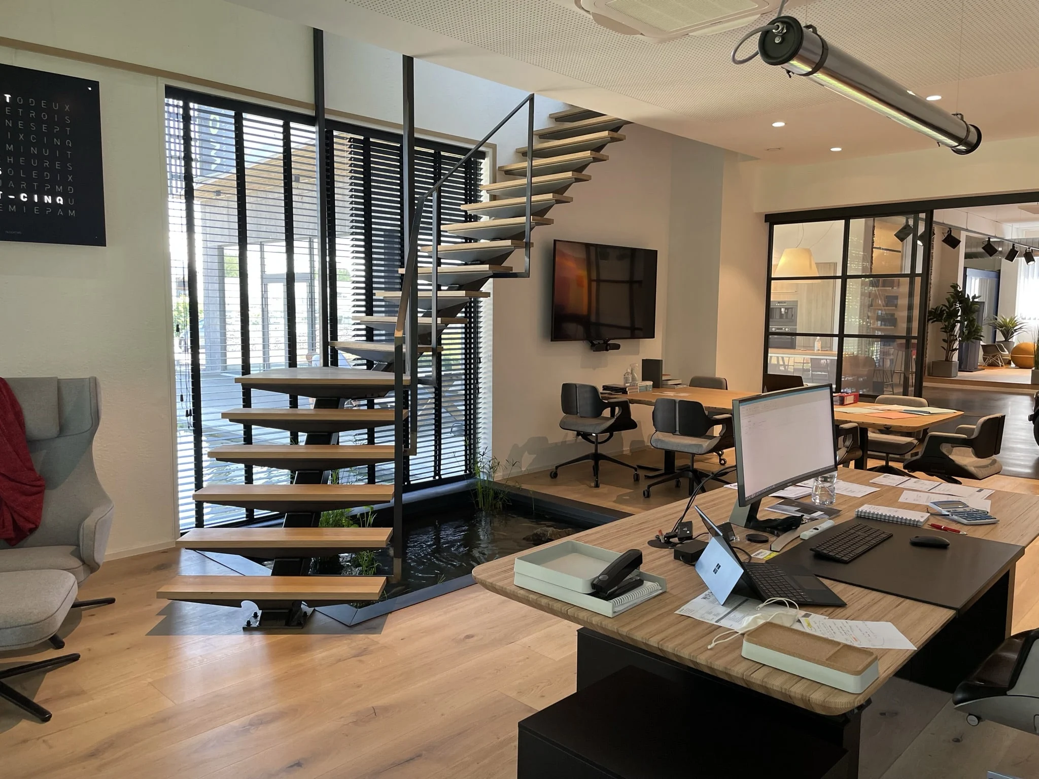 Merkmeubilair in de showroom