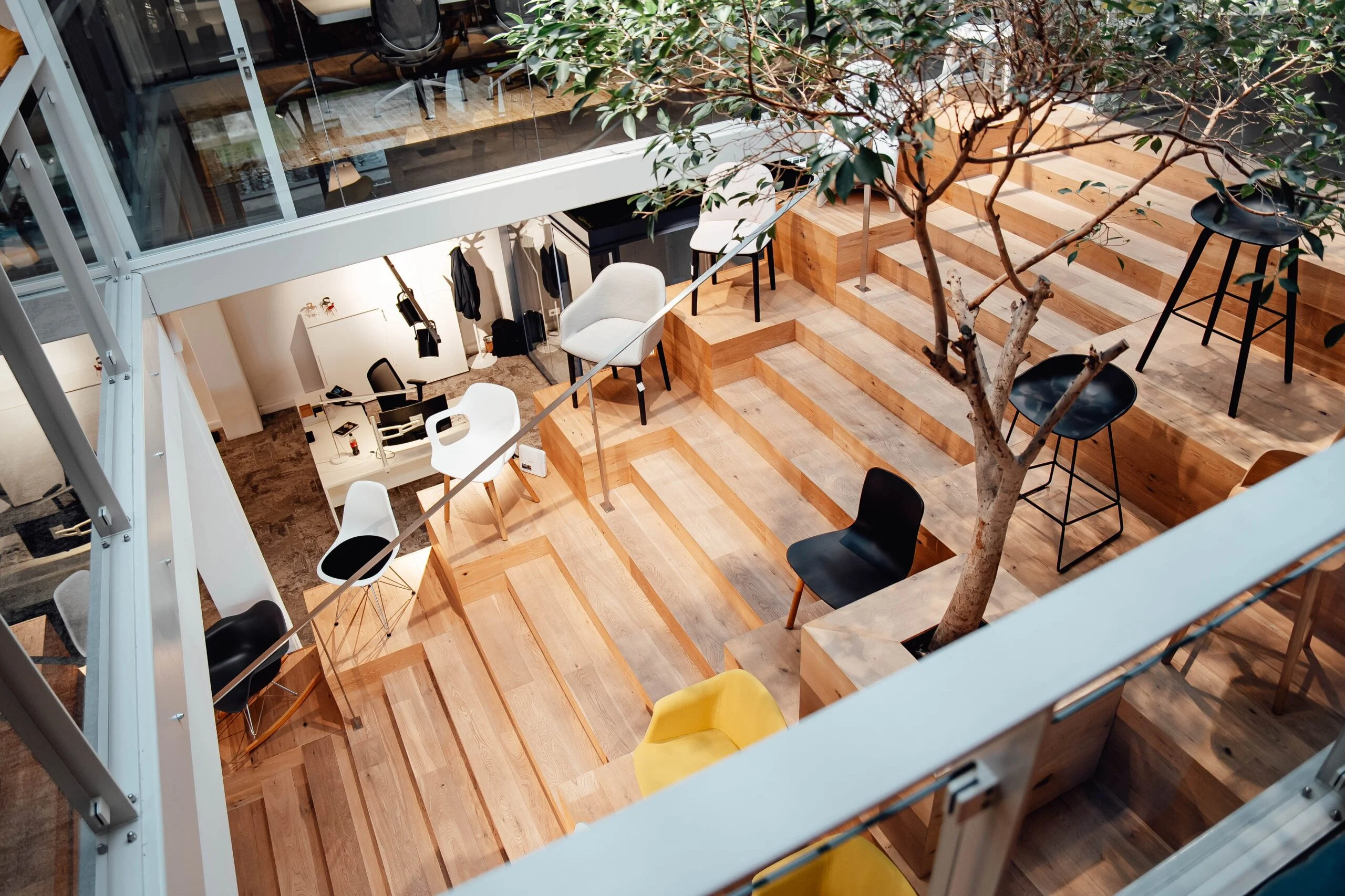 Vergaderruimte met tribunes in de showroom