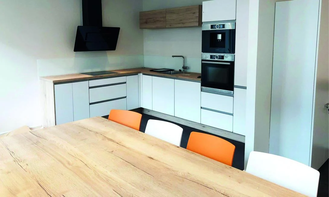 Keuken en grote houten tafel