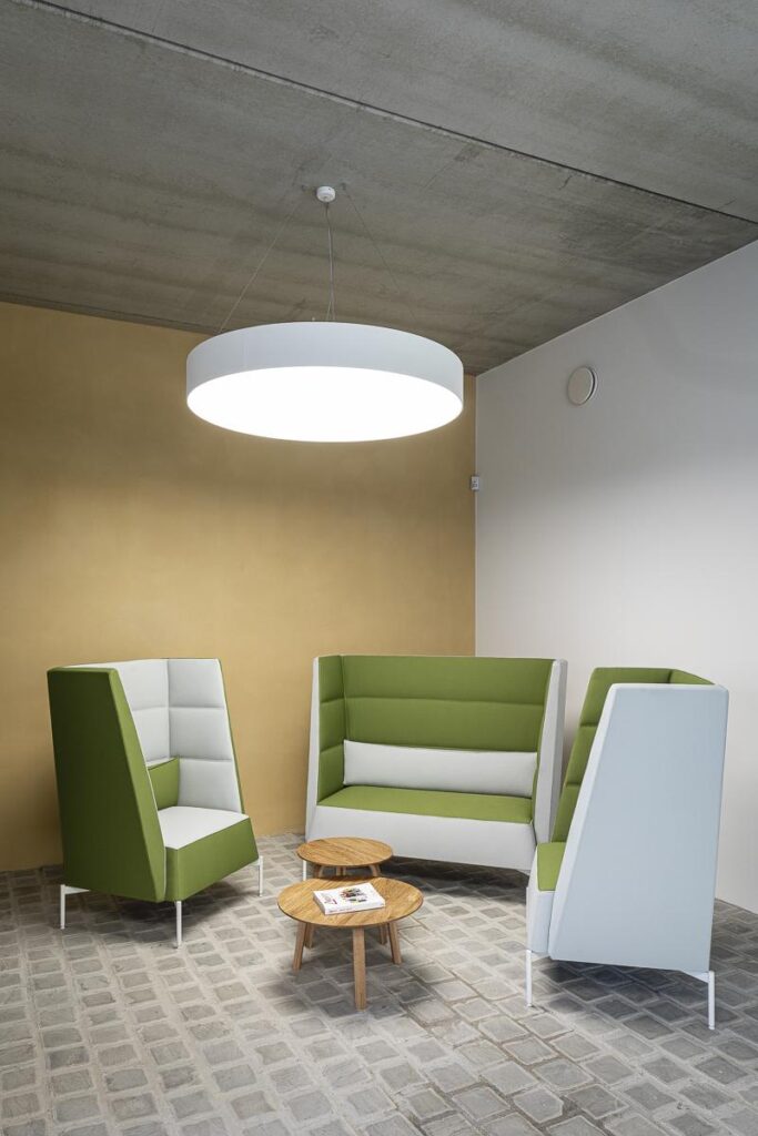 04_fauteuil-vitra-luminaire-rond.jpg