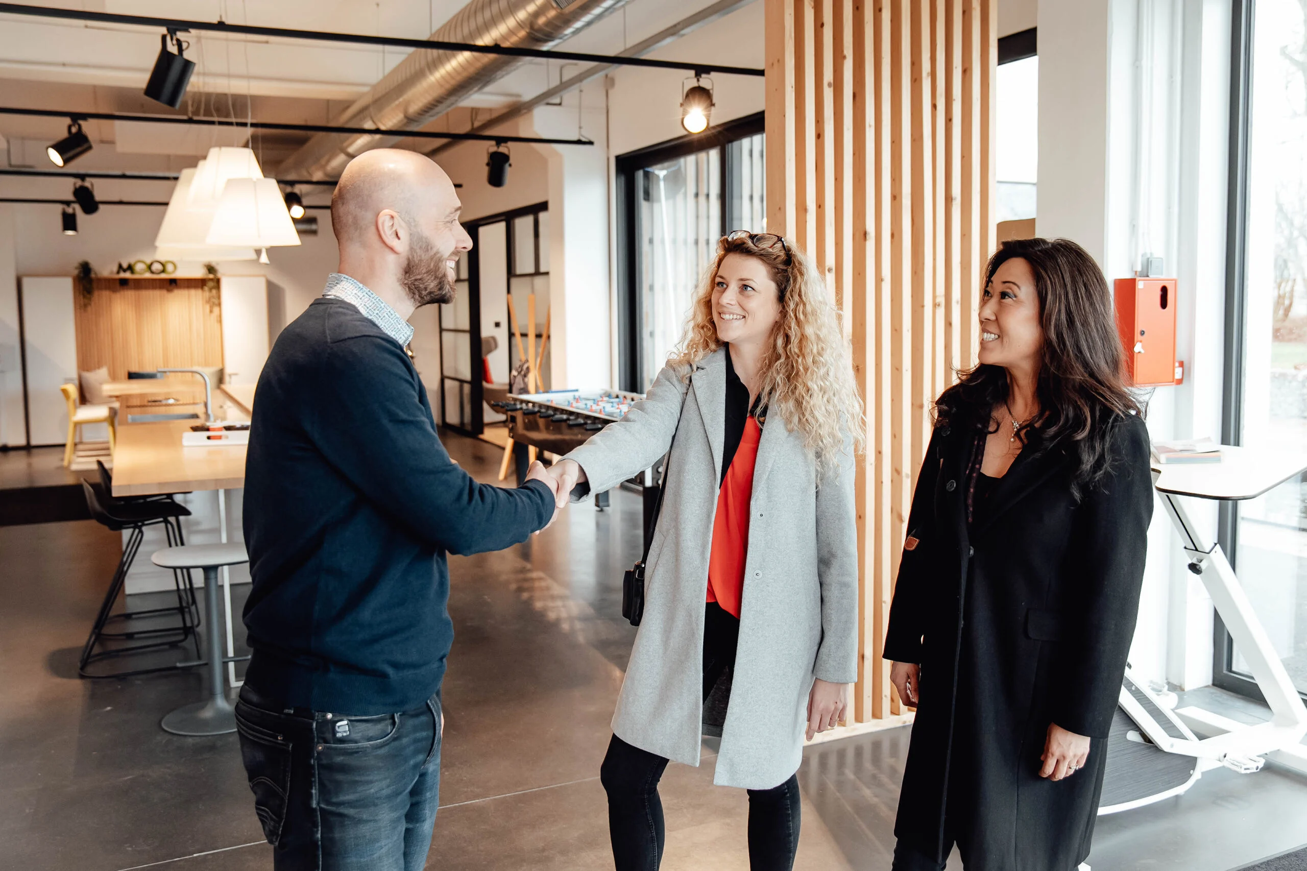 First meeting between a client and two Wooh advisers at the Nivelles showroom