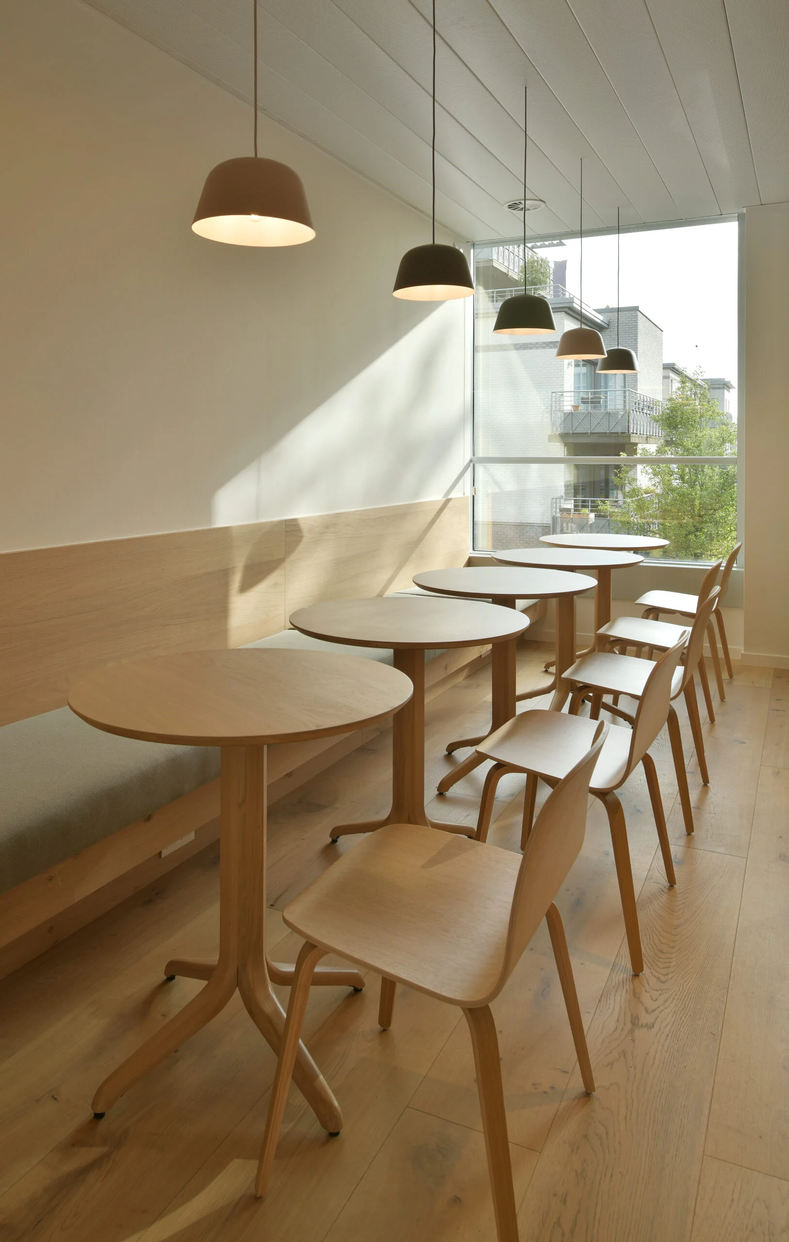 Break area in light oak designed by the Wooh design studio