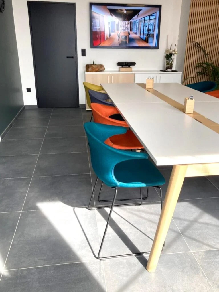 Salle de réunion du bureau d'architecture Fromentin, chaises Infiniti colorées