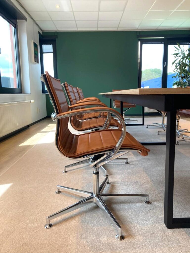 Siège de bureau cognac à piètement chromé chez Mabru