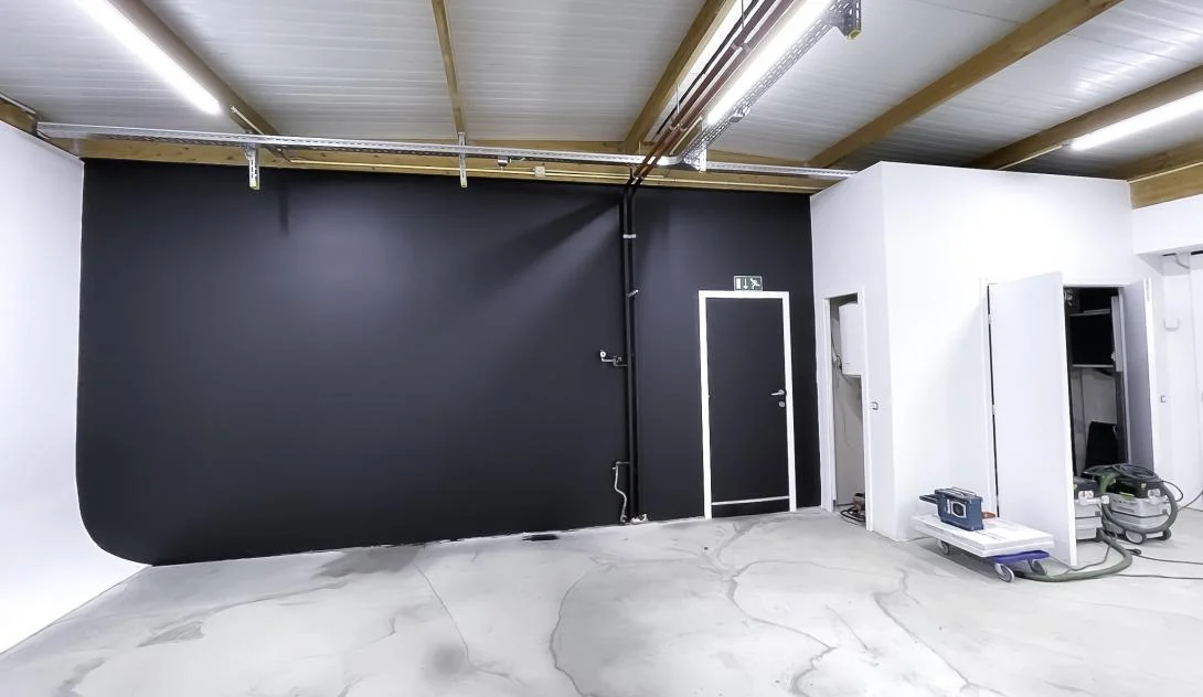 Zwarte muur van een fotostudio