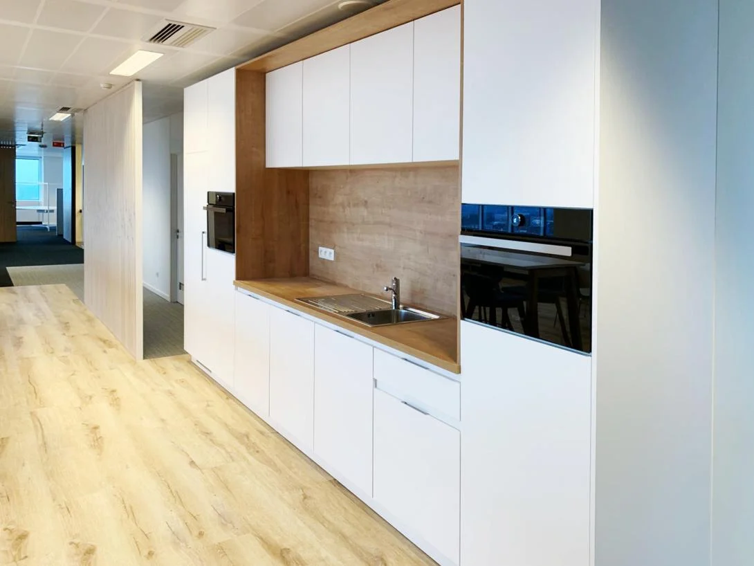 Witte en houten keuken