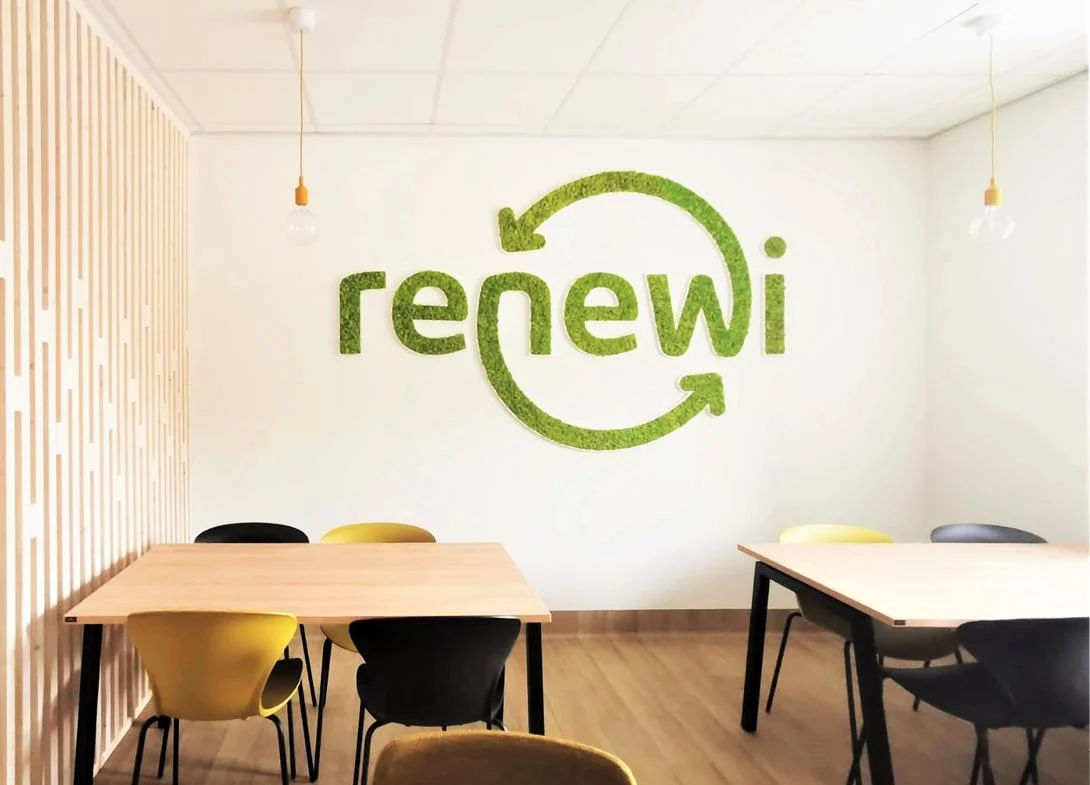 Logo van Renewi in planten
