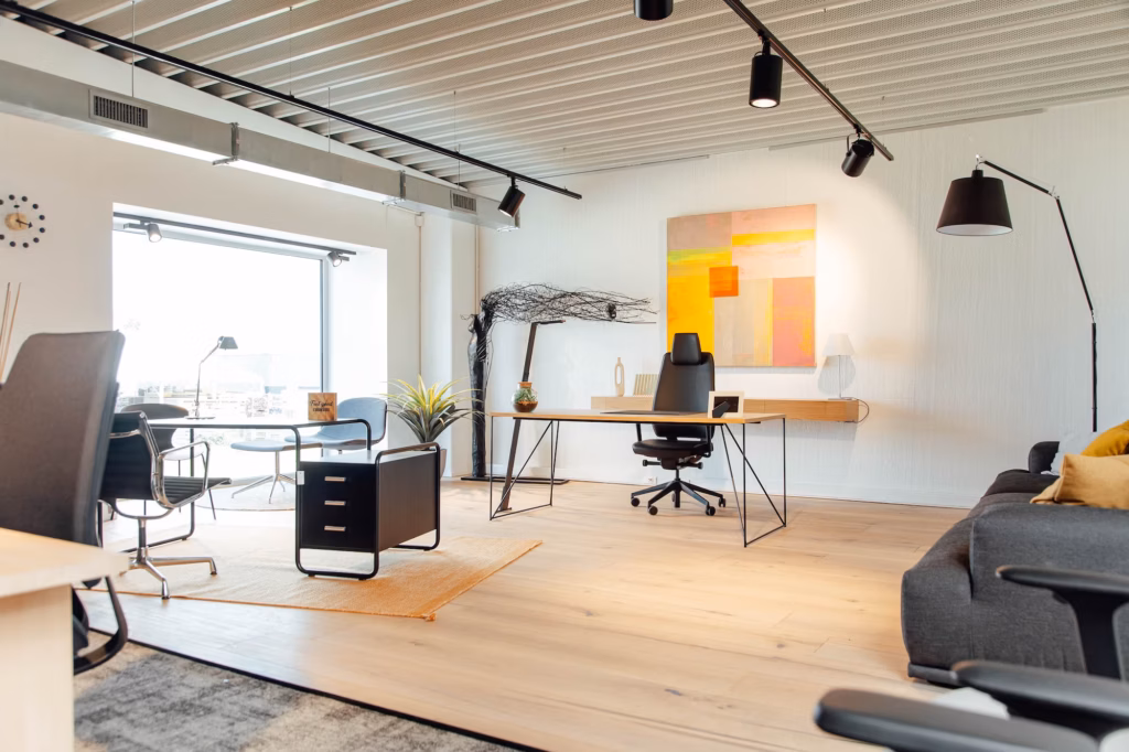 Mobilier de bureau design et ergonomique dans le showroom wooh original office store
