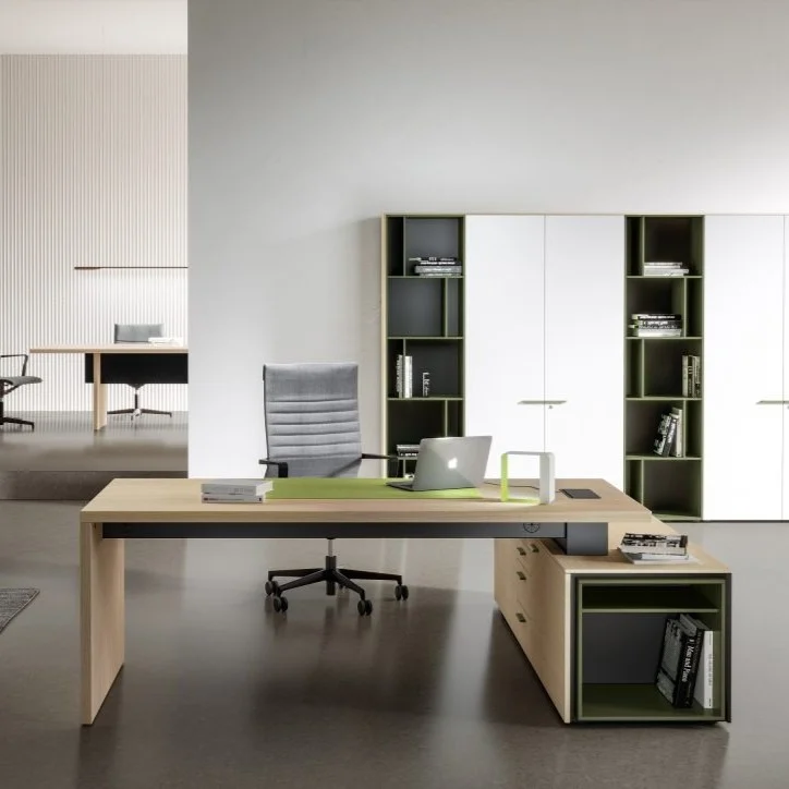 Bralco Sile | Executive desk with supporting pedestal
