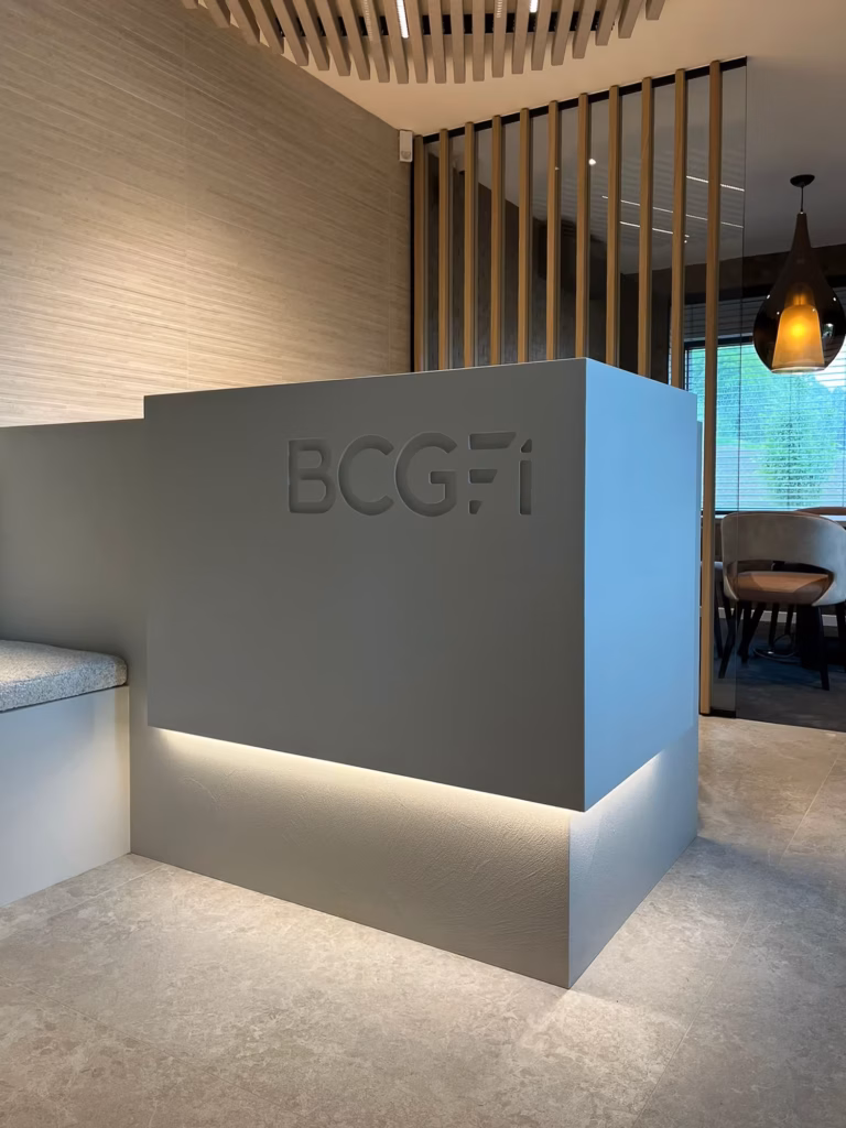 Banque d'accueil des bureaux BCGFI à Wavre, aménagés par Wooh