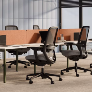 Bureaux partagés équipés de chaises ergonomiques Elovie Nowy Styl avec cloisons acoustiques