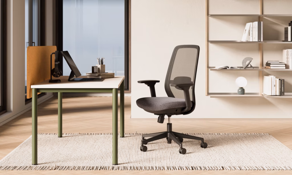 Chaise de bureau ergonomique Elovie Nowy Styl dans un aménagement de bureau à domicile