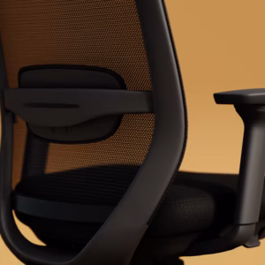 Détail du dossier résille et de l'accoudoir 4D de la chaise Elovie, vue de profil