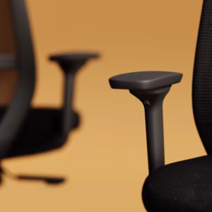 Détail du dossier résille et de l'accoudoir réglable de la chaise Elovie Nowy Styl