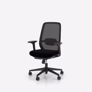Chaise de bureau ergonomique Elovie Nowy Styl, assise noire, vue de trois quarts