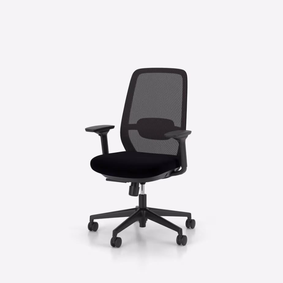 Chaise de bureau ergonomique Elovie Nowy Styl, assise noire, vue de trois quarts