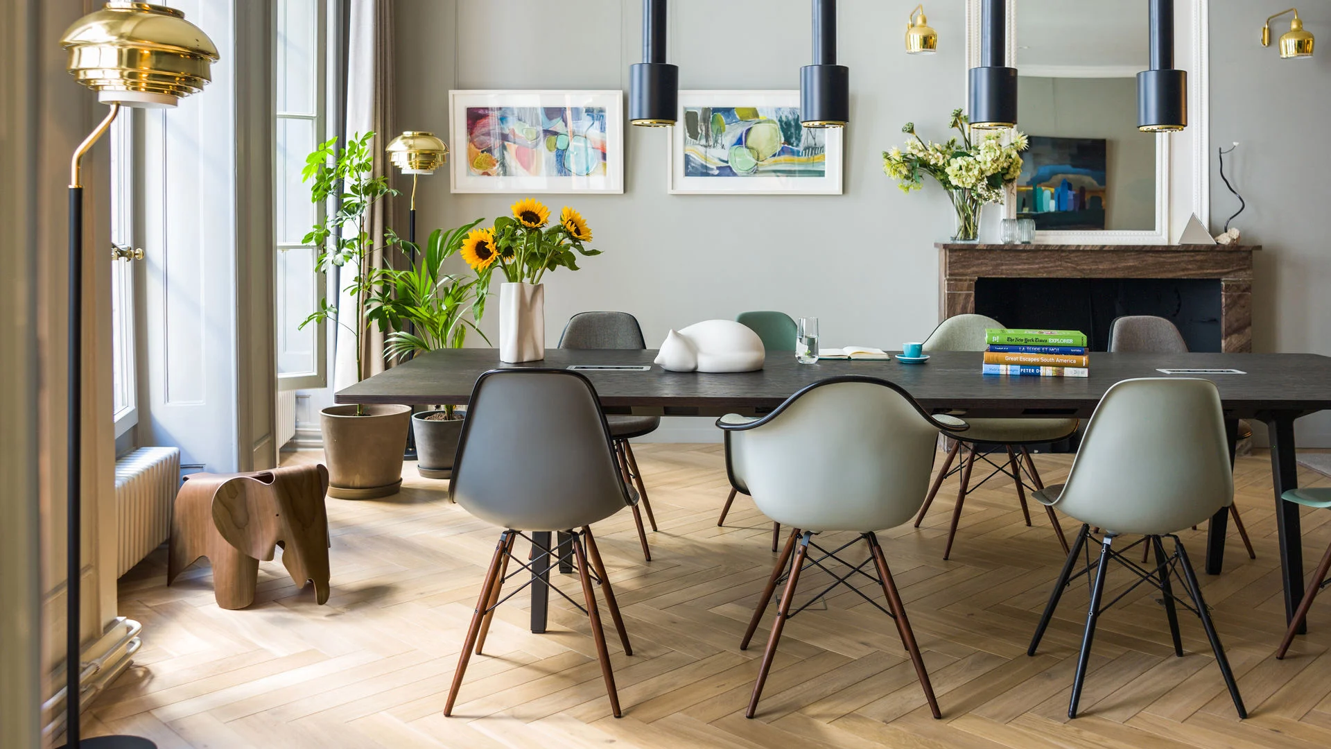 Chaises Vitra Eames DAW autour d'une table de réunion