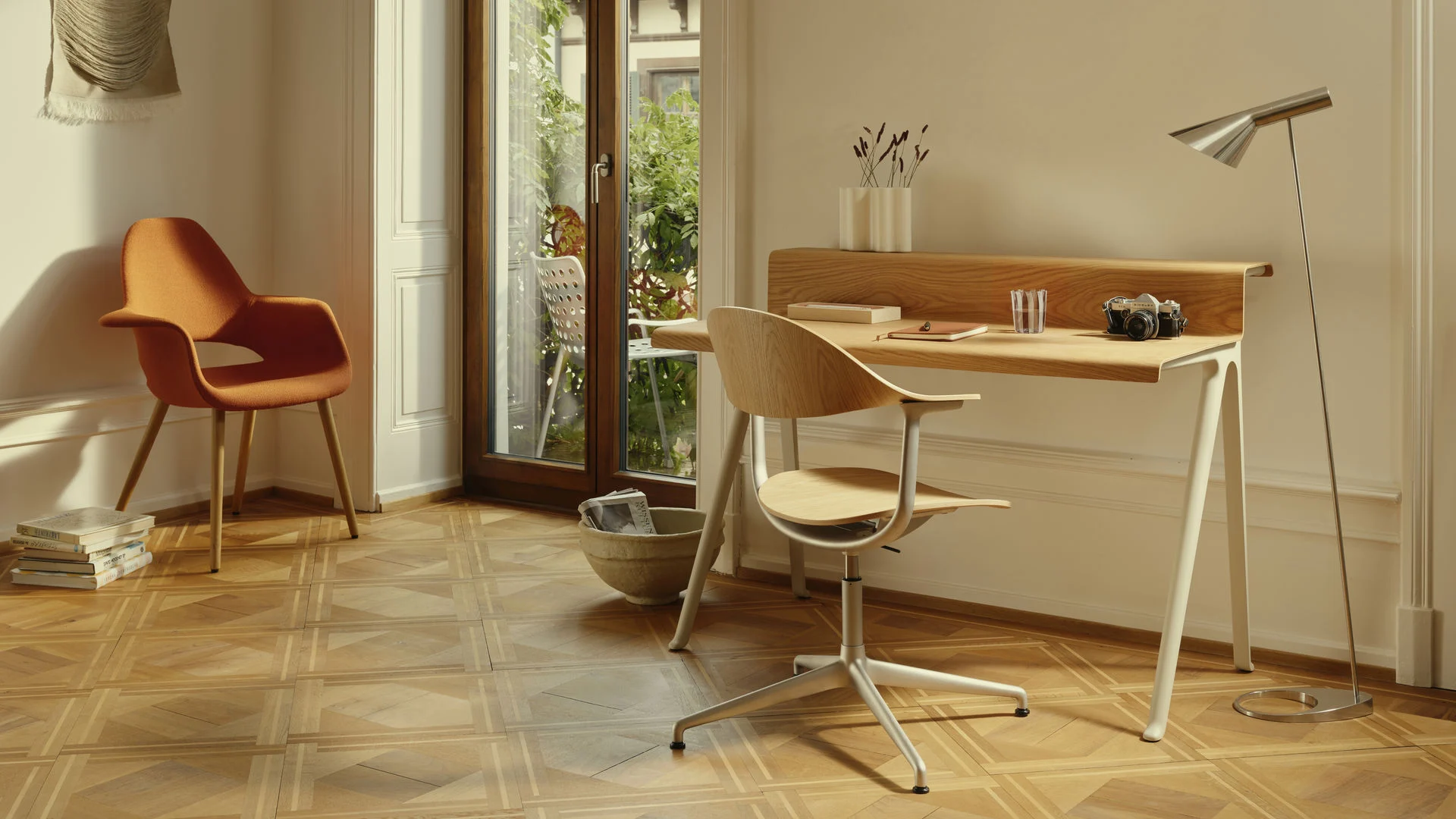 Coin bureau en télétravail avec chaise design et bureau compact