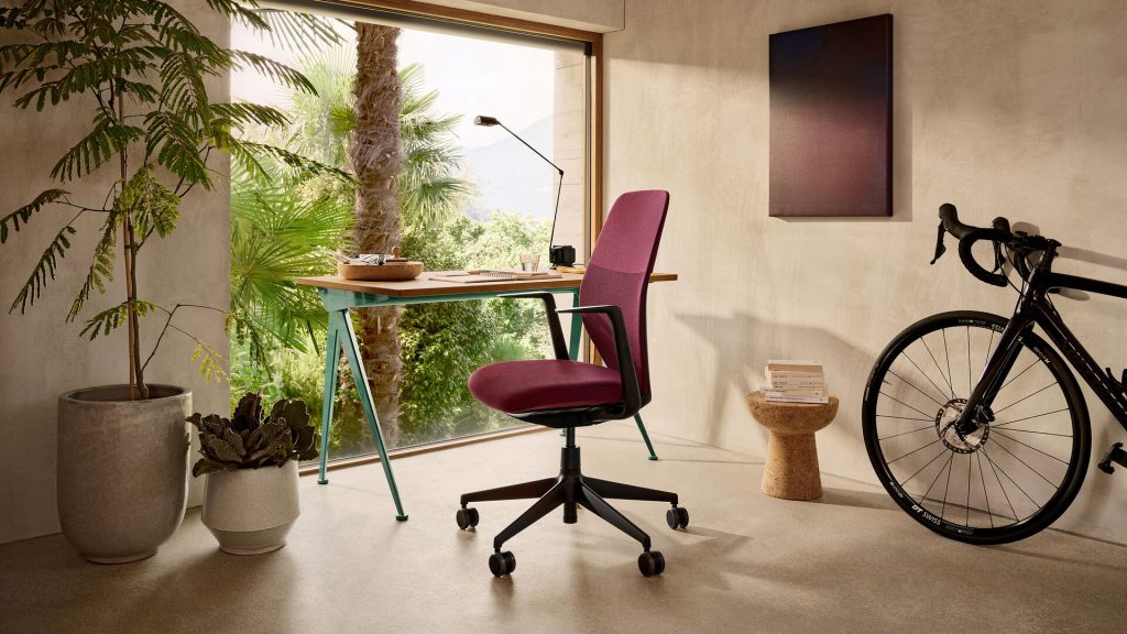 Siège ergonomique Vitra ACX Mesh dans un bureau lumineux